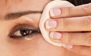 Снимаем накладные реснмицы аккуратно