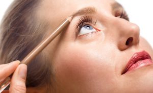 Коррекция бровей карандашом