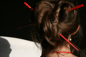 закалываем длинные волосы