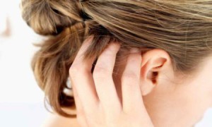 Что представляет собой сухая перхоть и как с ней бороться