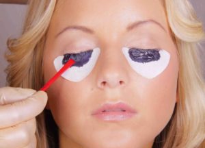 Красим ресницы краской