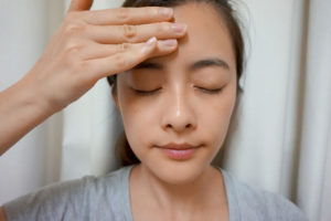 Ежедневный массаж межбровной зоны