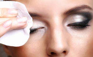 Важно правильно снять макияж