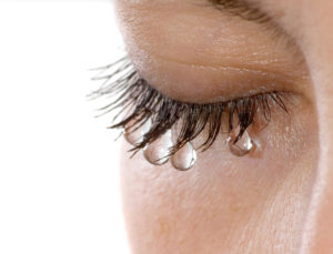 Слезинки растворяют клей