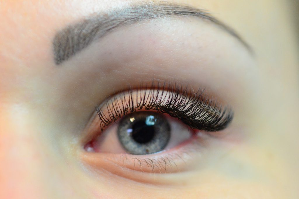 Правильный уход за нарощенными ресницами